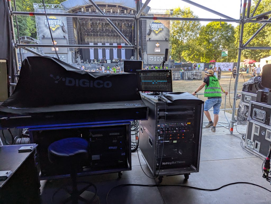 Links das FOH-Pult von Nothing but Thieves.